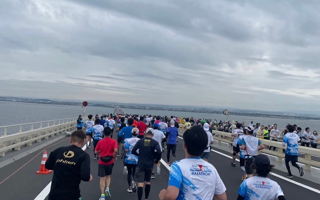 アクアラインを走るランナーたち